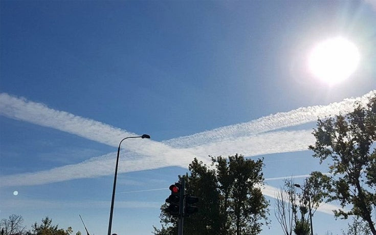 Γέμισε η Θεσσαλονίκη… – Οι λευκές γραμμές στον ουρανό και η εξήγηση ενός ειδικού (εικόνες)